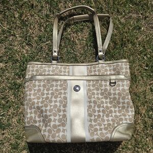 Coach Signature Tote Bag 🤍💜